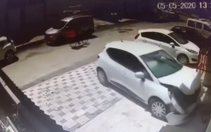 Fren Yerine Gaza Basınca Duvara Çarptı