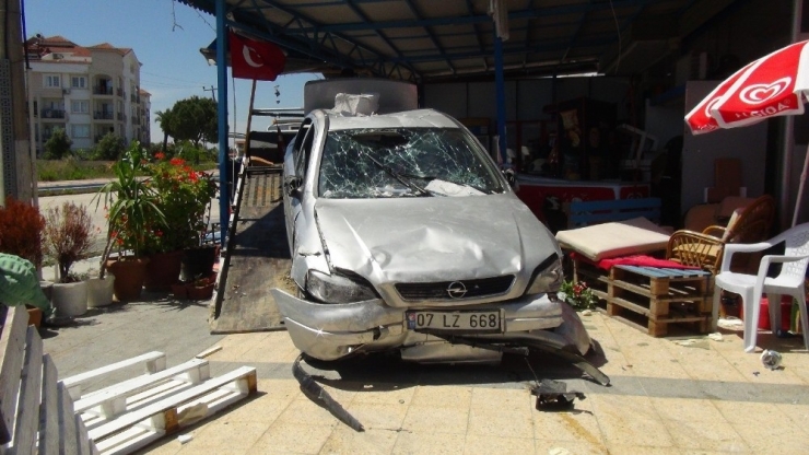 Kontrolden Çıkan Otomobil Markete Girdi, Ortalık Savaş Alanına Döndü: 3 Yaralı