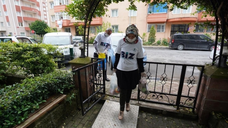 Başakşehir Belediyesi Ramazan’da Kapı Kapı Gezerek Gıda Yardımı Yapıyor