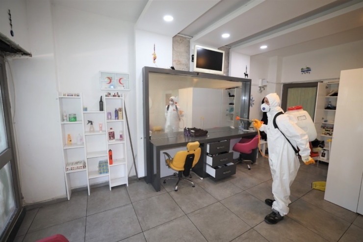 Başiskele’de Berber Ve Kuaför Salonları Dezenfekte Ediliyor