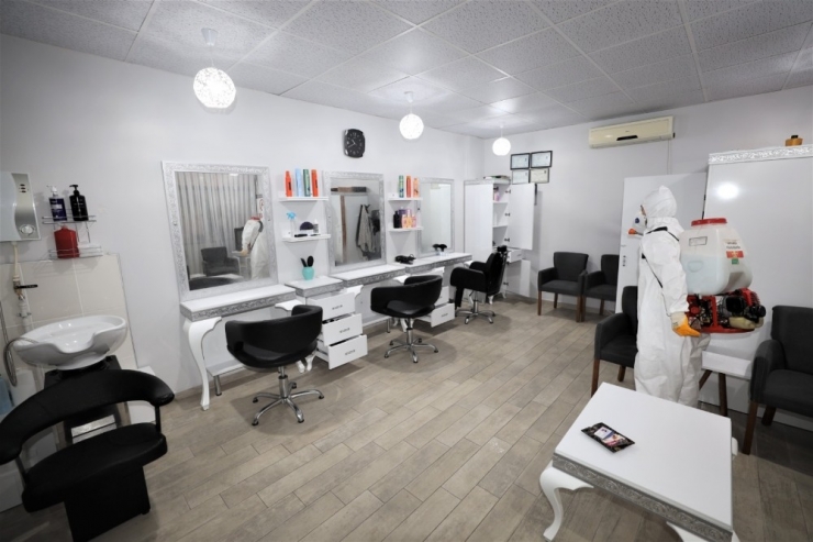 Başiskele’de Berber Ve Kuaför Salonları Dezenfekte Ediliyor