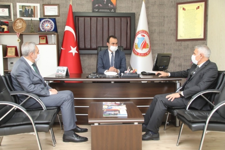 Başkan Güder’den Berberlere Maske Desteği