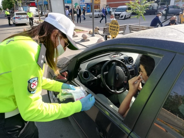 Trafik Ekipleri Sürücülere Maske Ve Kırmızı Düdük Dağıttı
