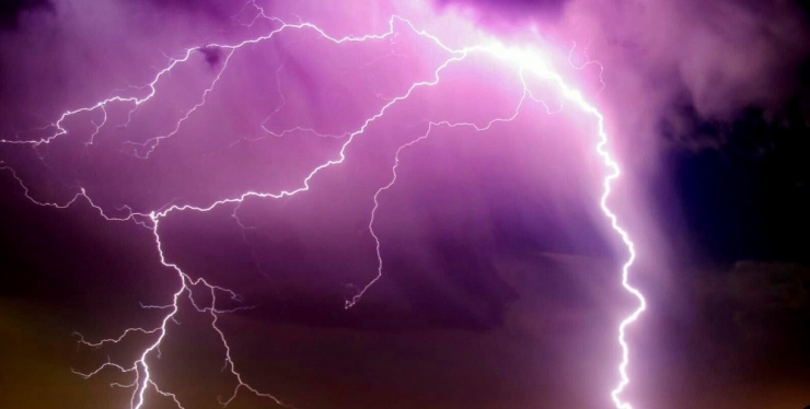 Bayburt’ta Şimşekler Geceyi Aydınlattı