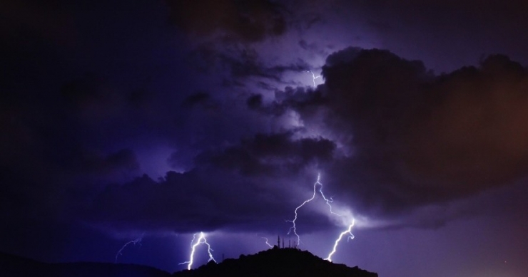 Bayburt’ta Şimşekler Geceyi Aydınlattı