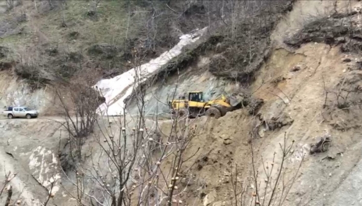 Solhan’da Heyelan Yolu Kapattı
