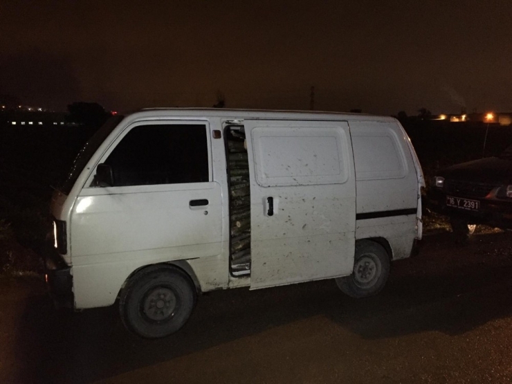 Odun Hırsızları Aracı Bırakıp Kaçtı