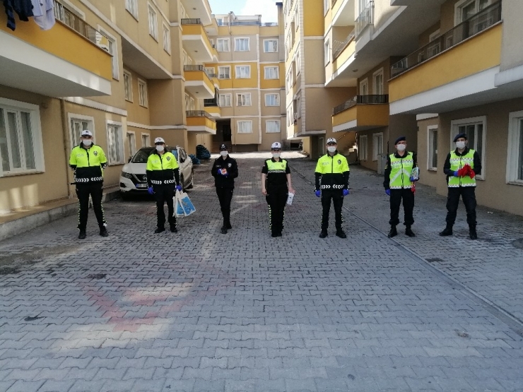 Ayvacık’ta Polis Ve Jandarmadan Evde Kalan Çocuklara Hediye