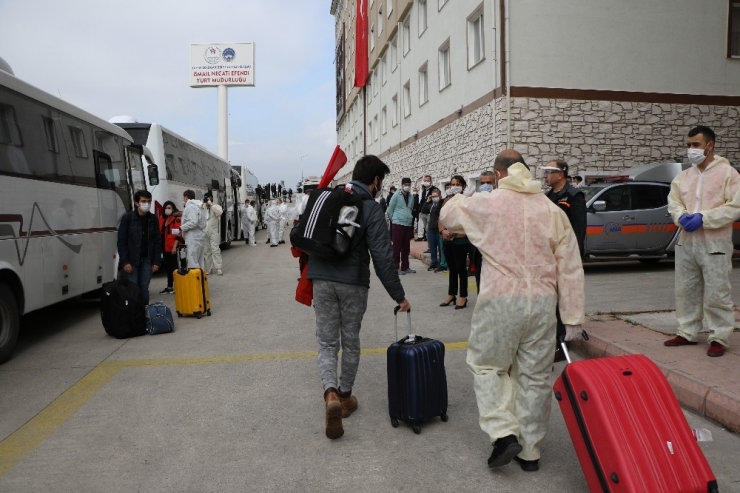 Alkışlarla Ailelerine Uğurlandılar