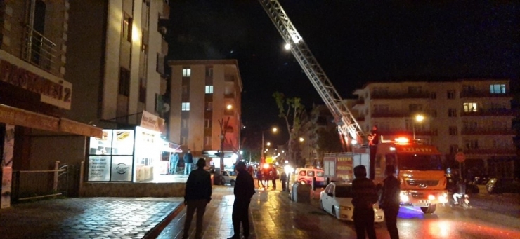 Çatı Yangını Paniğe Neden Oldu