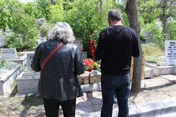 Deniz Gezmiş Ve Arkadaşlarına Mezarları Başında Anma