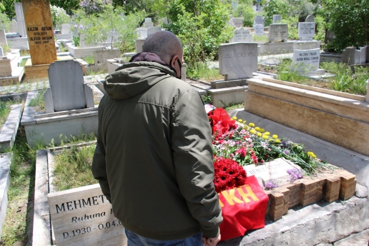 Deniz Gezmiş Ve Arkadaşlarına Mezarları Başında Anma
