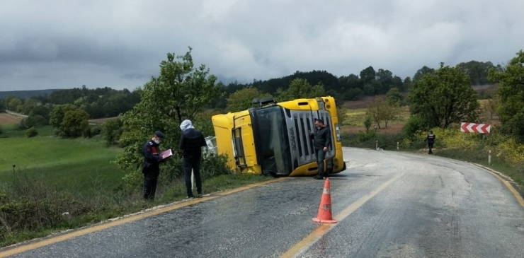 Devrilen Tırın Sürücüsü Yaralandı