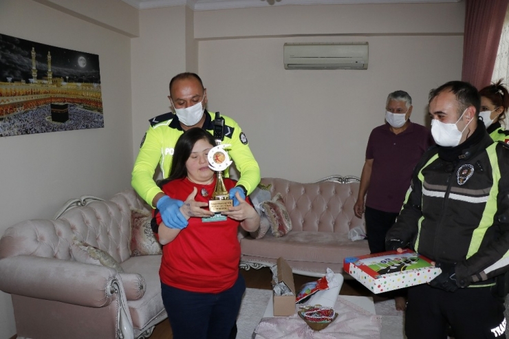 Polisten Down Sendromlu Milli Sporcuya Trafik Eğitim Seti Ve Kupa