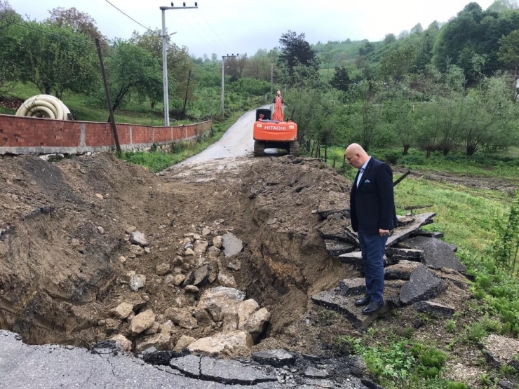Yağışlar Yolu Çökertti, Ekipler Hemen Müdahale Etti
