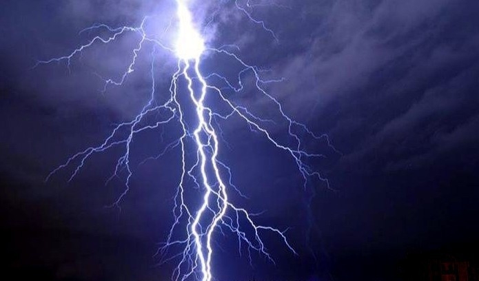 Erzincan’da Şimşekler Geceyi Aydınlattı