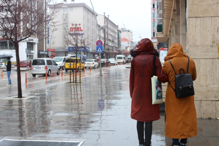 Erzurum’da Sağanak Yağmur Etkili Oluyor