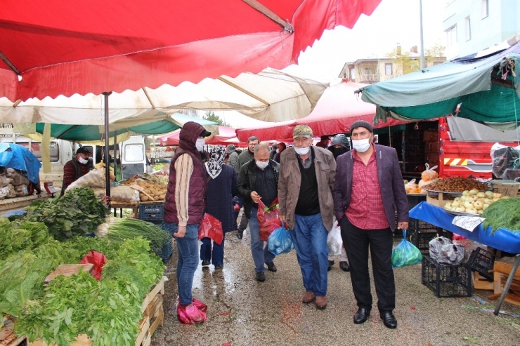 Erzurumlular Yağmura Aldırış Etmedi, Şemsiyesini Alan Pazara Koştu