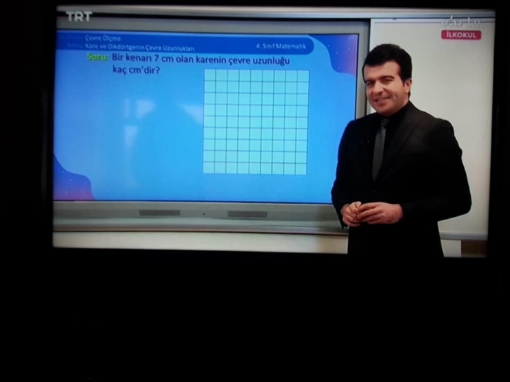 Gördes’te Eba Tv’yi İzleyemeyen Öğrenciye Televizyon Hediye Edildi