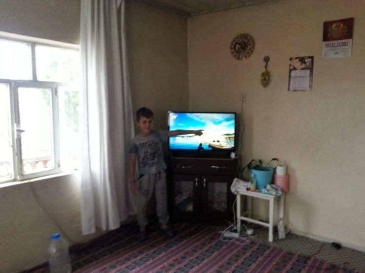 Gördes’te Eba Tv’yi İzleyemeyen Öğrenciye Televizyon Hediye Edildi