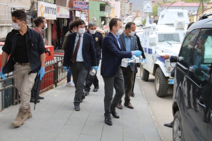 Kaymakam Ve Belediye Başkanından Maske Dağıtımı