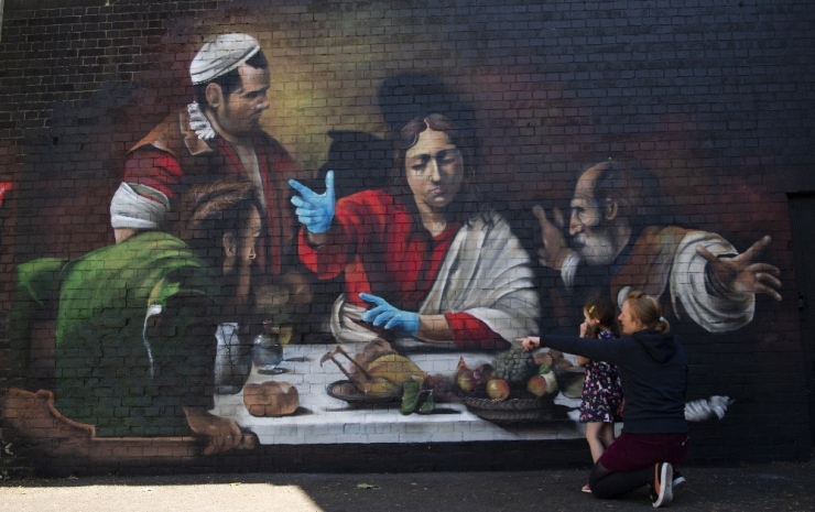 Londra’da Duvara Çizilen Resme Maske Ve Eldiven Takviyesi