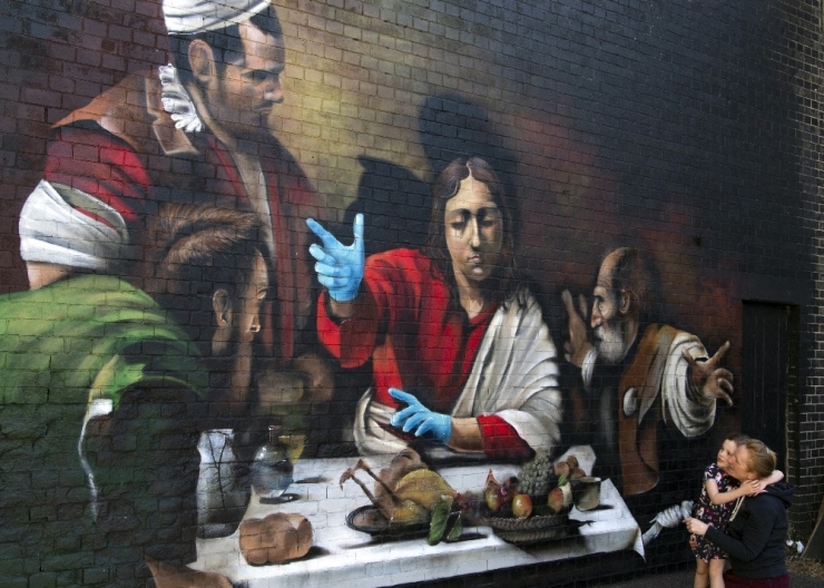 Londra’da Duvara Çizilen Resme Maske Ve Eldiven Takviyesi