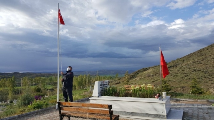 Jandarma Şehit Kabirlerindeki Bayrakları Yeniledi
