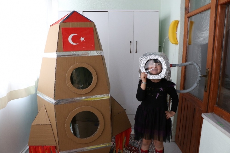 Kızı Evde Sıkılmasın Diye Balkonu Uzay Üssüne Çevirdi