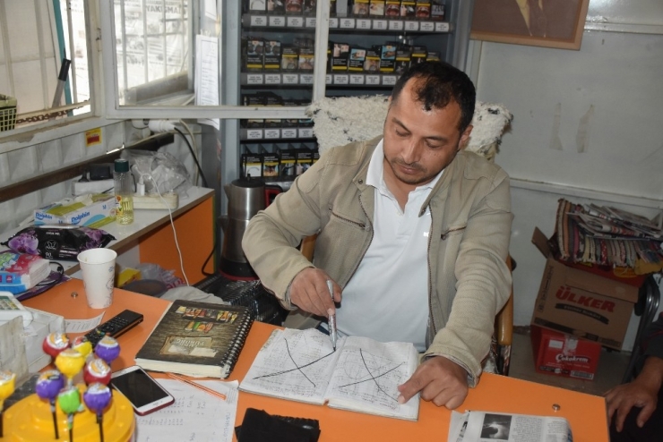 ‘Bir Çay Söyler Misin’ Dedi Ve Mahallenin Bakkal Borcunu Sıfırladı