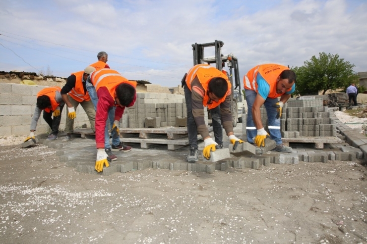 Karaköprü Kırsalında Yollara Kilitli Parke Döşeniyor