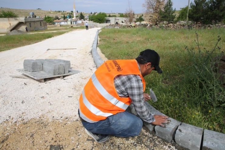 Karaköprü Kırsalında Yollara Kilitli Parke Döşeniyor