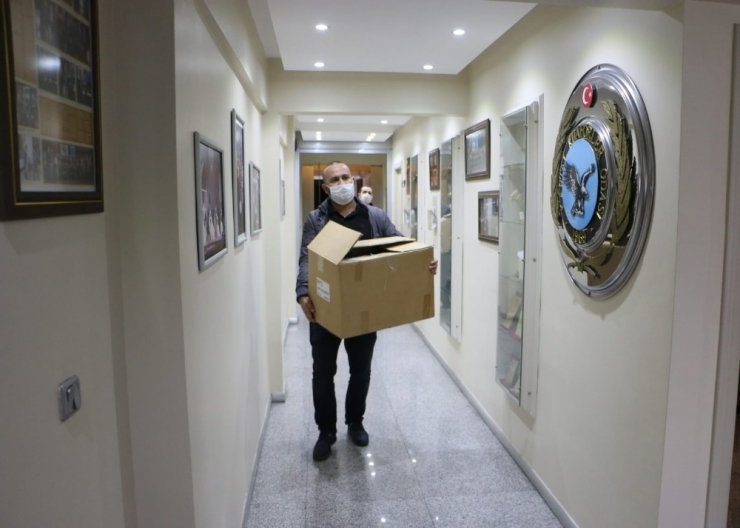 Kartal Belediyesinden Kuaför Ve Berberlere Maske İle Dezenfekte Desteği