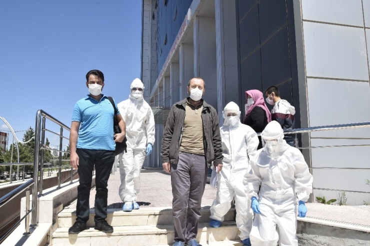 Korona Virüsten İyileşen İki Hasta Alkışlarla Taburcu Oldu