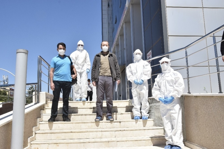 Korona Virüsten İyileşen İki Hasta Alkışlarla Taburcu Oldu