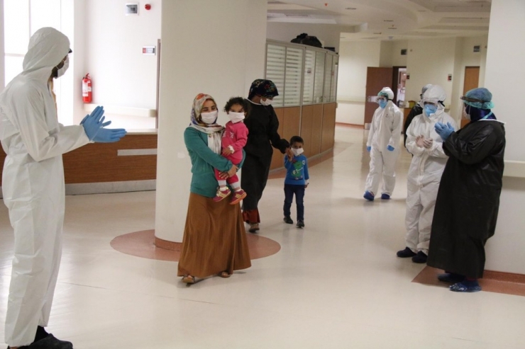 Koronayı Yenen Anne Ve Oğlu Taburcu Oldu