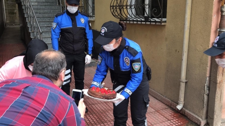 Polisleri Seven Küçük Çocuğa Polislerden Sürpriz Doğum Günü Kutlaması