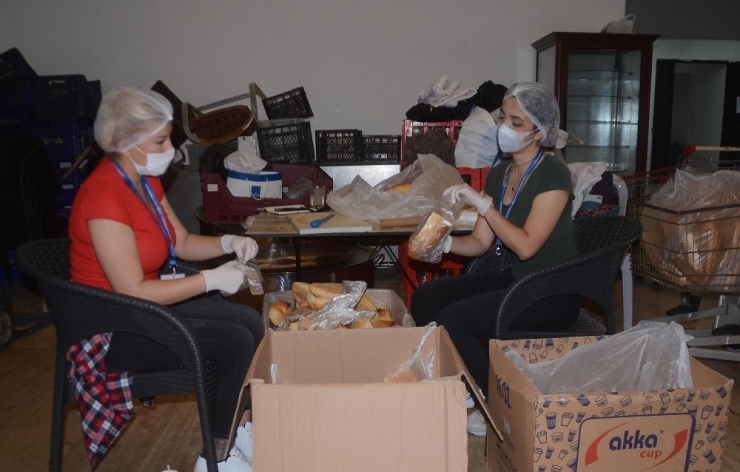 Kuşadası Belediyesi İki Ayda 27 Bin Sıcak Çorba Dağıttı