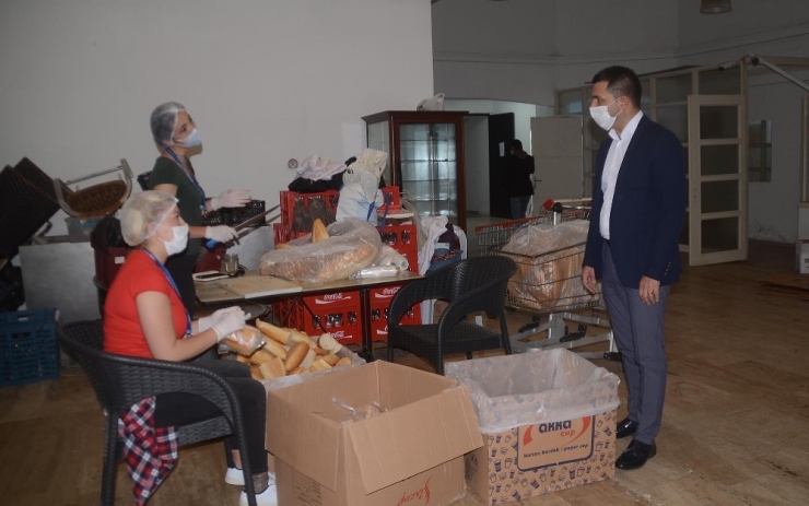 Kuşadası Belediyesi İki Ayda 27 Bin Sıcak Çorba Dağıttı