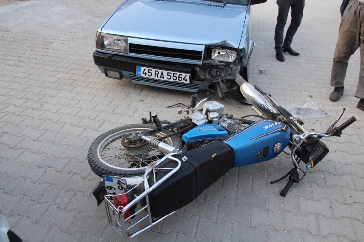 Otomobille Motosiklet Kafa Kafaya Çarpıştı: 1 Yaralı