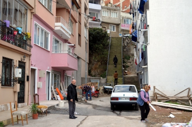 Çelik Merdivenler Mahalleliyi Mutlu Etti