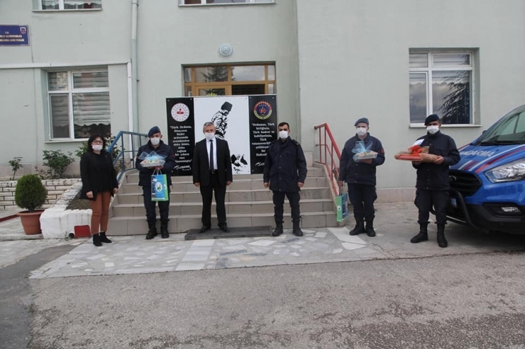 Nöbetteki Kamu Personeline İkramda Bulundular