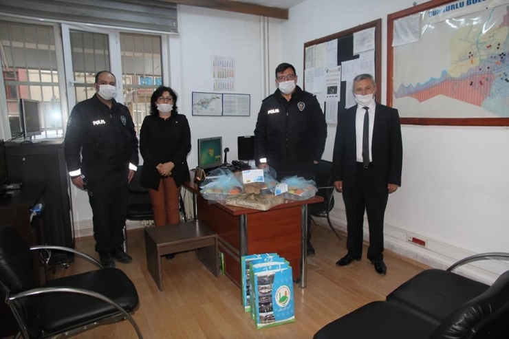 Nöbetteki Kamu Personeline İkramda Bulundular