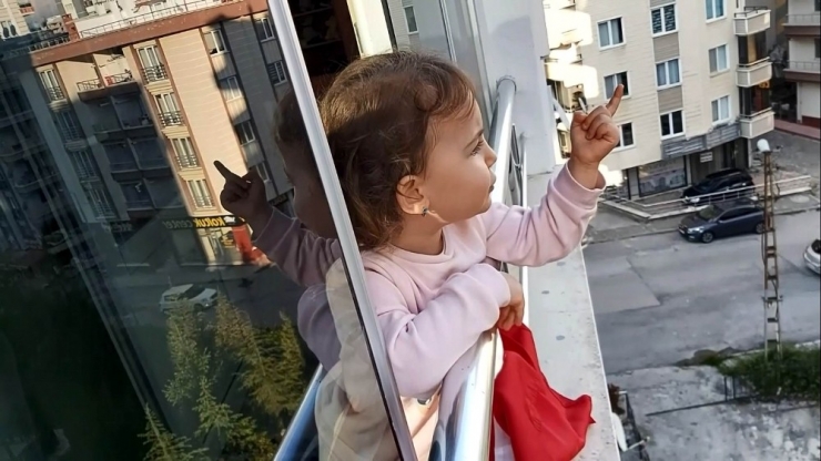 2,5 Yaşındaki Minikten Sokakta Dolaşanlara İlginç Tepki