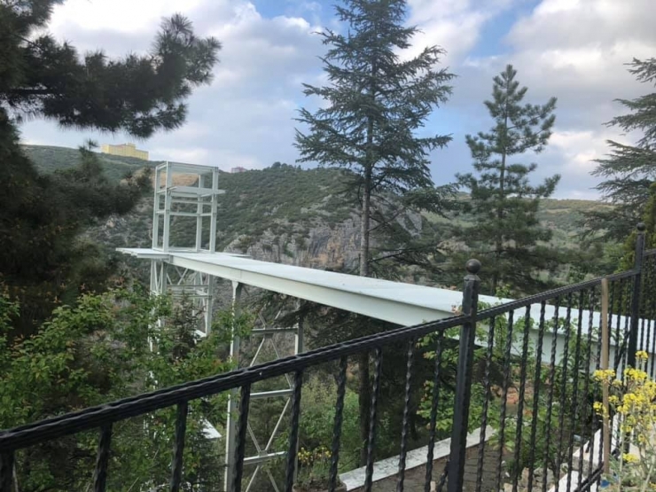 Şeyh Edebali Türbesi’ne İnşa Edilen Asansör Hızla Yükseliyor