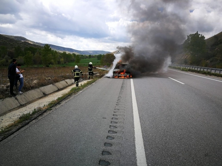 Seyir Halinde Yanan Otomobil Hurdaya Döndü