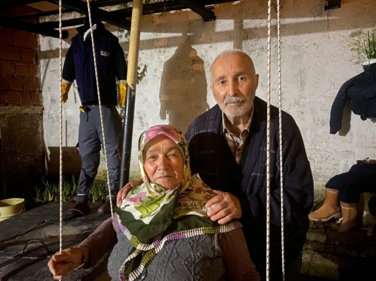 Korona Virüs Nedeniyle Evde Kalan Yaşlı Çiftin Salıncaklı Türkülü Eğlencesi