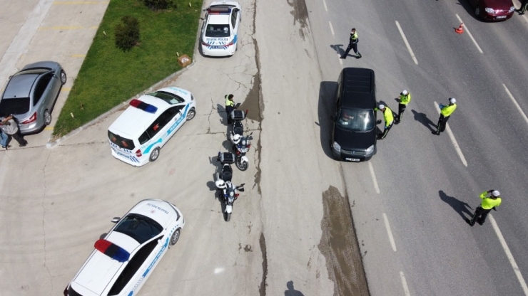 Polisler Trafik Haftası’nda Sürücülere Kolonya Döktü, Maske Dağıttı