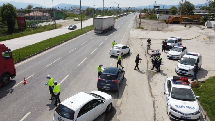 Polisler Trafik Haftası’nda Sürücülere Kolonya Döktü, Maske Dağıttı
