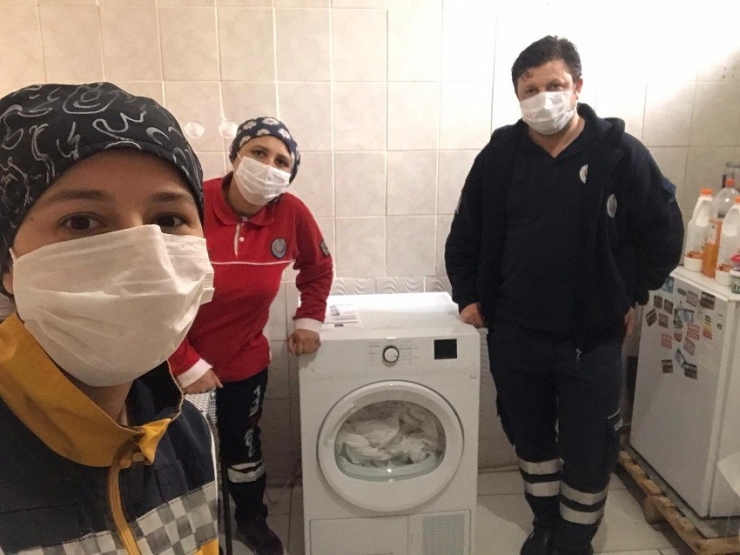 Uşak Üniversitesinden Sağlık Personeline Çamaşır Makinesi Hediyesi İle Destek